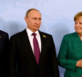 بوتين يبحث مع ميركل وماكرون الأوضاع في سوريا في ظل انتهاكات وقف إطلاق النار بإدلب