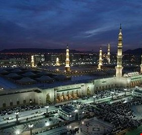 فضيحة جديدة.. صورة شالوم في قلب المدينة المنورة