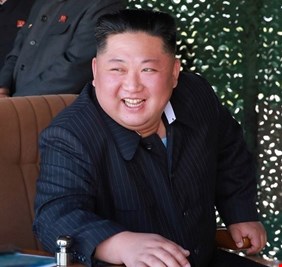 الزعيم الكوري كيم جونغ أون يزور مصانع منصات إطلاق صواريخ