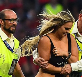 من هي الحسناء التي اقتحمت نهائي أبطال أوروبا؟ وما قالته عن أحد اللاعبين؟