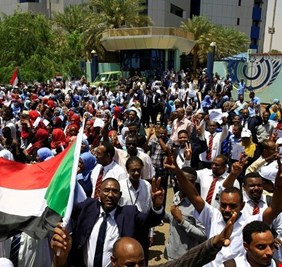 لجنة أطباء السودان المركزية: قتيل وجرحى في محيط الاعتصام أمام مقر قيادة الجيش في الخرطوم