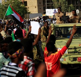 ارتفاع عدد ضحايا عملية فض الاعتصام في الخرطوم إلى 60 قتيلا