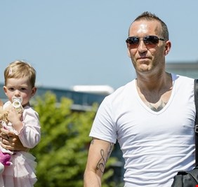 لاعب كرة قدم يقدم على 