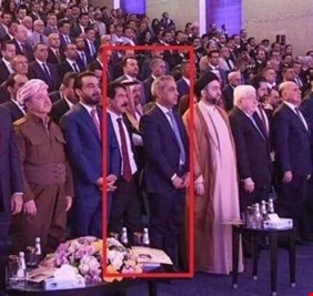 بالصورة، قيم الركاع من ديرة عفج !المطلوب للقضاء يقف الى جانب رئيس القضاء في العراق في حفل تنصيب نيجرفان !