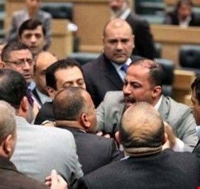 شجار وتشابك في الايدي بين النائب طلال الزوبعي والنائب عبد الخربيط داخل قاعة مجلس النواب !