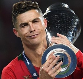 رونالدو يمتدح نفسه لمنحه الكرة الذهبية السادسة