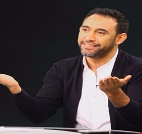 عمرو مصطفى يعتزل ويحتفل بـ 20 سنة من النجاح