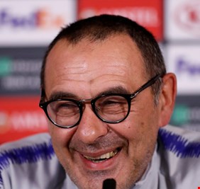 جماهير نابولي ترحب بعودة ساري إلى يوفنتوس بطريقة 