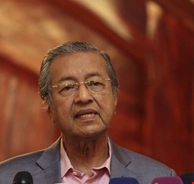 مهاتير محمد يتعهد بمساعدة لاجئي 