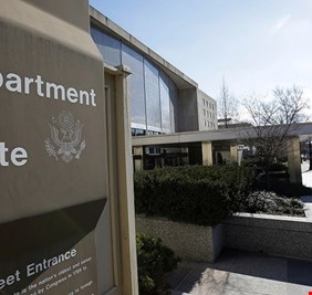 الخارجية الأمريكية تنفي تقارير عن توجيه ترامب رسالة إلى طهران