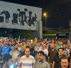 بالصور مكاتب الصدر توزع على انصارها ” الانذار الاصفر ”  لرفعه بوجه عبد المهدي