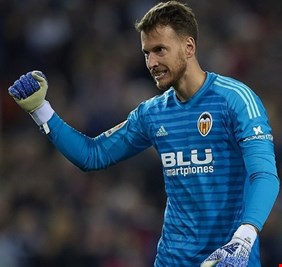 رسميا.. برشلونة يضم حارس فالنسيا