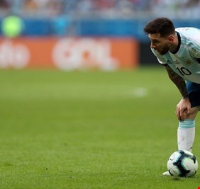 ميسي: كرات كوبا أمريكا بداخلها أرانب!