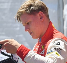 ميك شوماخر يقود سيارة فيراري الشهيرة الخاصة بوالده في سباق ألمانيا