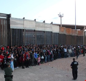 ترامب للمهاجرين: ابقوا في بلادكم ما دامت مراكز الاحتجاز لدينا لا تعجبكم