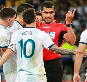 ميسي ينفجر منتقدا التحكيم.. فهل حرم الحكم منتخب الأرجنتين من ركلتي جزاء؟
