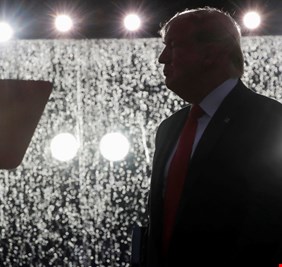 ترامب: سنعود إلى القمر ونرفع العلم الأمريكي على المريخ