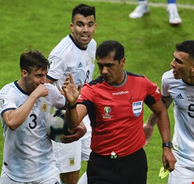 الأرجنتين تطالب بإجابات بشأن مزاعم تدخل 