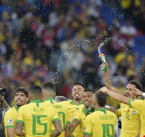 البرازيل تتوج بلقب 