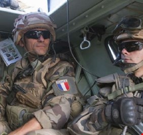 صحيفة: بريطانيا وفرنسا توافقان على إرسال قوات إضافية إلى سوريا