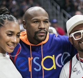 لاعب كرة سلة يسقط الملاكم مايويذر على الأرض