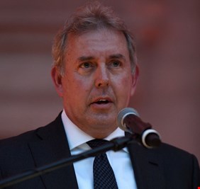 شرطة بريطانيا تفتح تحقيقا في تسريب مراسلات سرية أدت لاستقالة سفيرها لدى واشنطن