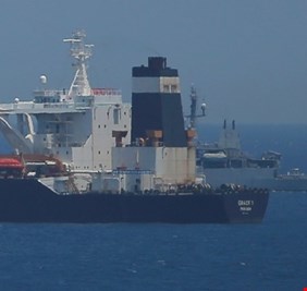 الإفراج عن أفراد طاقم ناقلة النفط الإيراني 