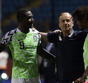 مدرب نيجيريا يصف مواجهة الجزائر بـ 