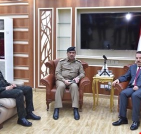 وزير الداخلية يكرم الضابط المعتدى عليه ويوجه بسحب حماية محافظ واسط