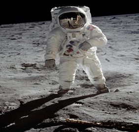 لماذا فبركة الهبوط على القمر مستحيلة؟!