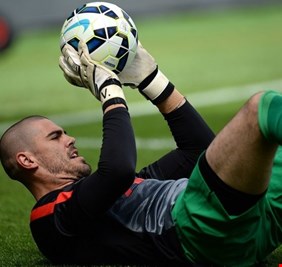 رسميا.. الحارس السابق فالديز يعود إلى برشلونة