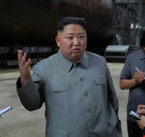 زعيم كوريا الشمالية يتفقد غواصة جديدة وترامب يكشف عن مراسلات إيجابية معه