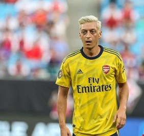 أوزيل يتعرض لمطاردة وهجوم مسلح