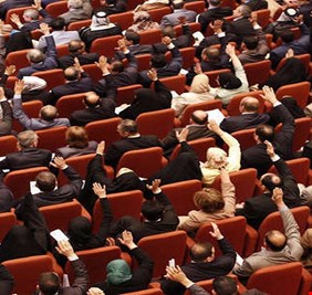 البرلمان يتوجه لرفع الحصانة عن 30 نائباً بتهم مختلفة ويطالب الحكومة   بتقديم الوزراء ’’الفاسدين’’ للقضاء