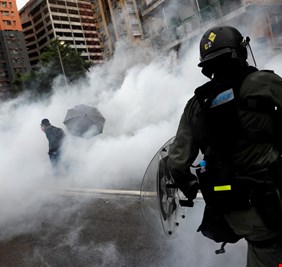 توتر غير مسبوق في هونغ كونغ مع استمرار الاشتباكات بين الشرطة والمحتجين