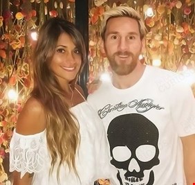 ميسي وزوجته يخطفان الأضواء في حفل غنائي