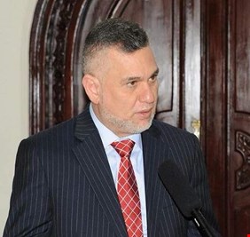 الأعرجي: شخصية “محسوبة” على المرجعية “تورطت” في ملف فساد “خرّب” اقتصاد العراق