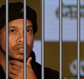 رونالدينيو محتجز في البرازيل بسبب أزمة الإفلاس والديون