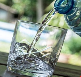 فوائد كثيرة غير معروفة لتناول الماء الدافئ