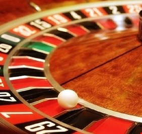 سياسي مسيحي: قاعات الروليت والبارات محمية من هذه الجهات.. التضييق مرفوض!