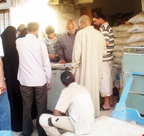 التجارة توجه بتجهيز المفردات الغذائية دفعة واحدة وتوزيعها على المواطنين