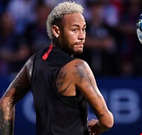 أمام عينيه ومسمعه.. جماهير سان جيرمان تسب نيمار