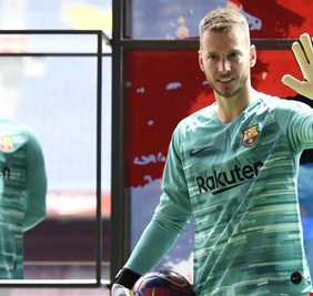 حارس برشلونة يخضع لجراحة في المعصم