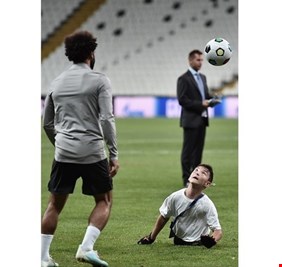 صلاح يرسم الابتسامة على وجه طفل مبتور القدمين يظهر موهبة في كرة القدم