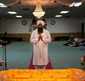 شاهد مفاجأة صادمة في الكويت .. الكشف عن معبد للسيخ يرتاده الآلاف والصورة تبيّن ما يحدث بداخله