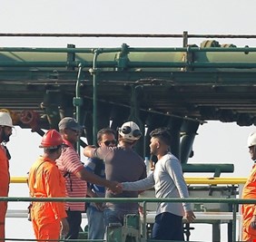 واشنطن تتوعد طاقم الناقلة 