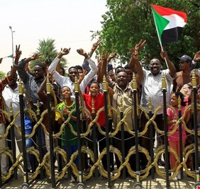السودانيون يحتفلون ببدء الانتقال إلى الحكم المدني