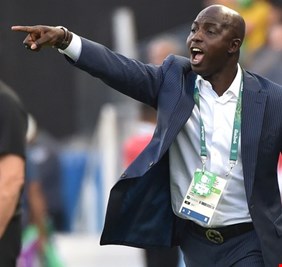 إيقاف مدرب نيجيريا السابق مدى الحياة