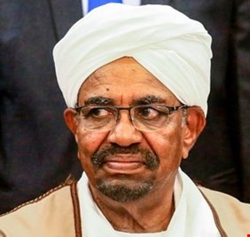 نهاية الطغاة ..  الصور الأولى للرئيس السوداني المخلوع عمر البشير من داخل المحكمة اليوم