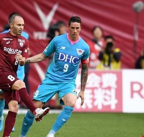 الذهب لا يصدأ.. لوحة فنية رائعة للرسام إنييستا في مباراة تاريخية لتوريس